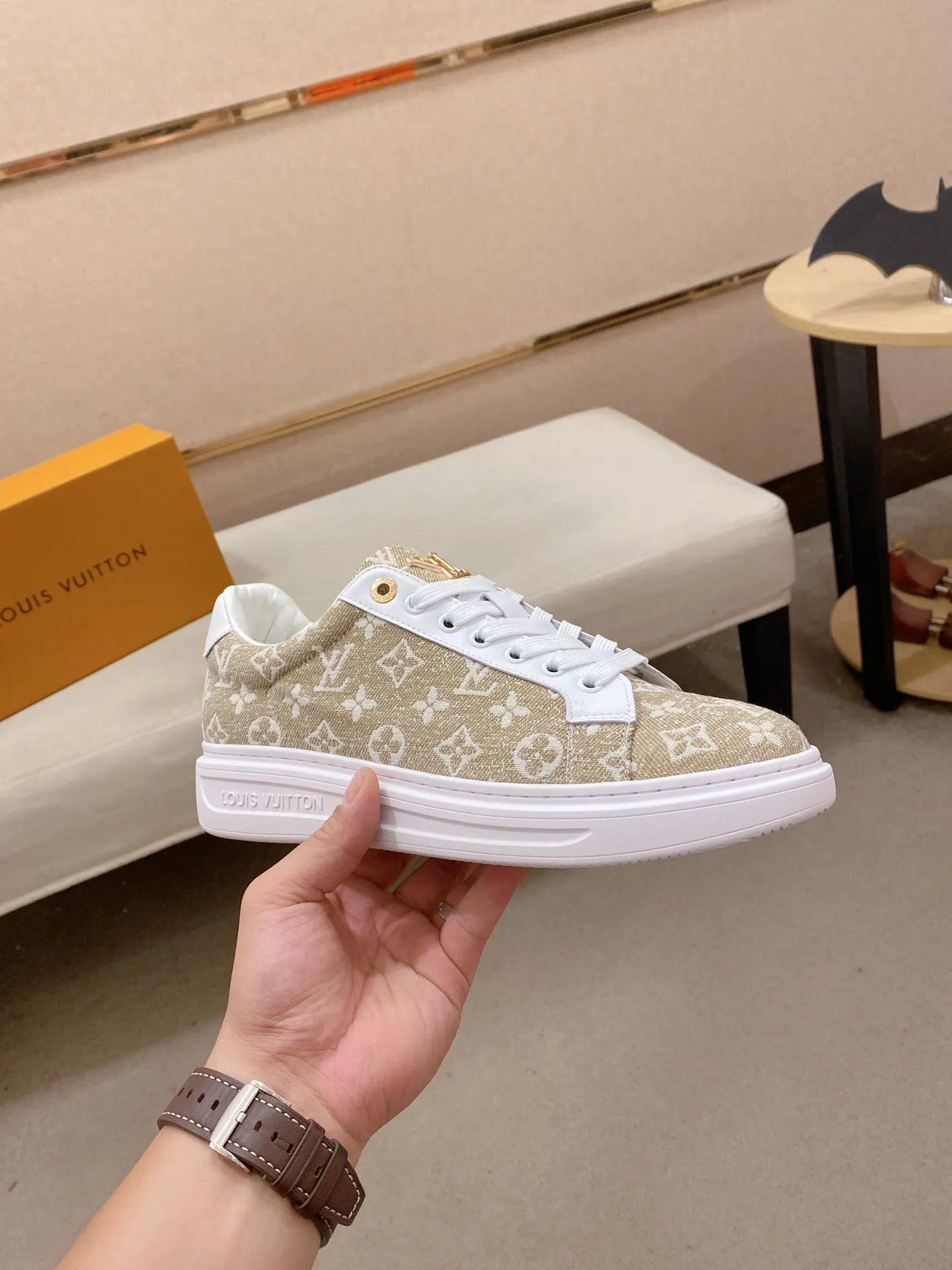 Men's shoes 💰: 400💰🎉🎉LV~Louis Vuitton trendy men's shoes New shipments Latest matching The same style as the official website Super high quality Hot sales of the season [strong] [strong] [strong] Selected first-layer cowhide, comfortable cowhide lining, original last, comfortable on the foot, wear-resistant rubber outsole Size number: 38-44.